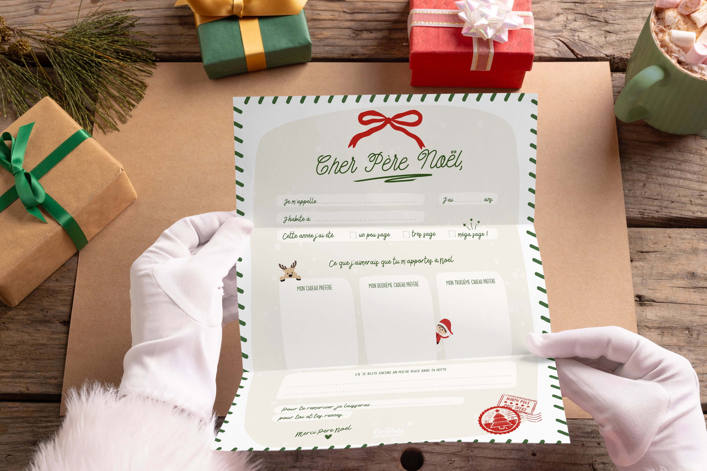 Lettre au Père Noël à imprimer gratuitement, tenue dans les mains du Père Noël